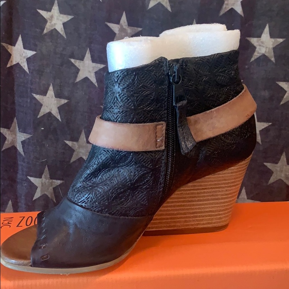 🖤Miz Mooz Black Tooled  Leather Wedge Booties🖤 - Picture 2 of 8